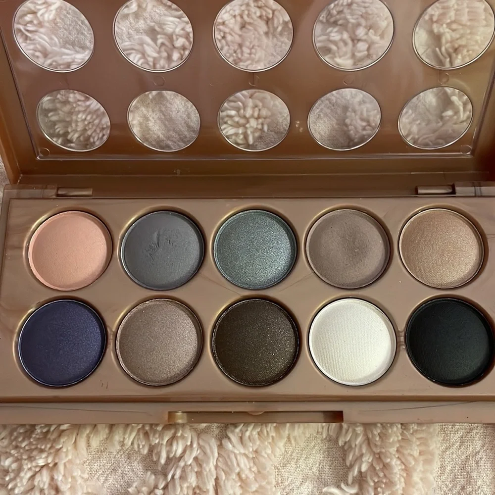 NYX | Stormy Skies Eyeshadow Pallette - Picture 7 of 7
